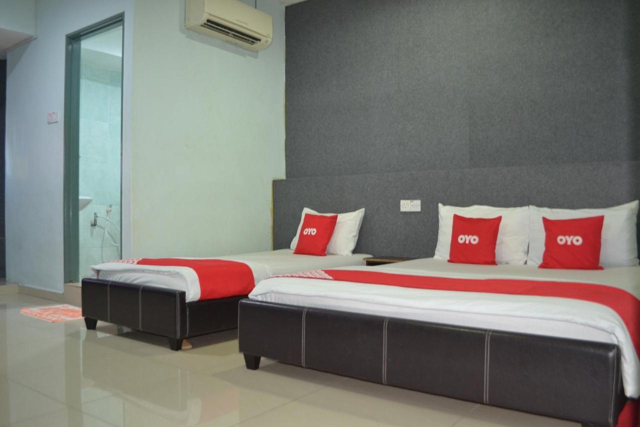 Oyo 89737 Hotel Tishoa Kampong Batu Tiga Exterior foto